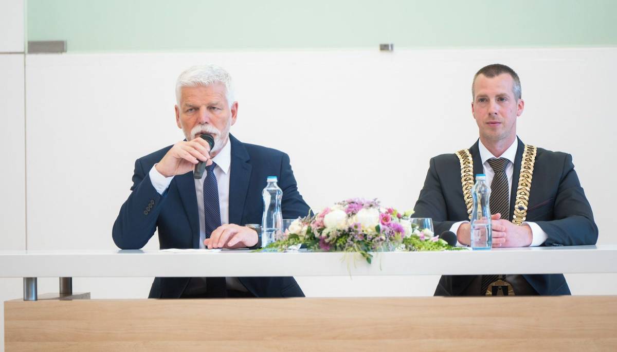 Zlín – Zlínská radnice přivítala vzácnou návštěvu – prezidenta republiky Petra Pavla a jeho choť Evu Pavlovou. Na radnici je v úterý oficiálně přivítal primátor města Zlína Jiří Korec, který první dámě u této příležitosti předal kytici.