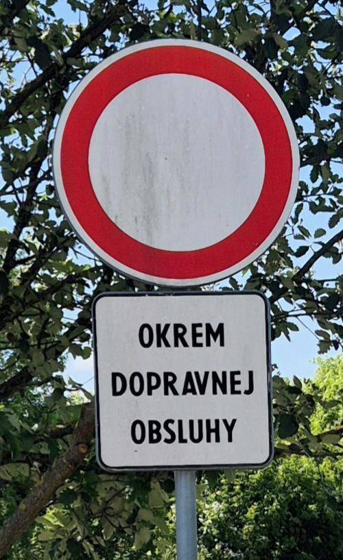 Vážení rodičia, dovoľujeme si Vás upozorniť na dodržiavanie dopravného značenia: ZÁKAZ VJAZDU – Okrem dopravnej obsluhy, pri Obecnom úrade Valaliky v rámci príchodu resp. odchodu detí z Materskej školy Valaliky (Poľná ulica)..