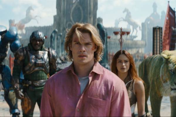 05.06.26 20.00  V celovečerním dobrodružném snímku VLÁDCI VESMÍRU se vrací pod režijním vedením Travise Knighta na filmová plátna legendární hrdinové světa známých akčních figurek. Po patnácti letech odloučení se prostřednictvím Meče moci ocitá princ Adam (Nicholas Galitzine) zpět na rodné planetě Eternia, kde zjistí, že jeho domov byl zničen a vlády se...