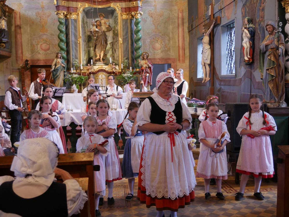 V sobotu 30. května jsme přijali pozvání na 40. výročí vzniku folklorního souboru Jizera. Akce s názvem Na Šejdovci se konala v krásném prostředí Kryštofova Údolí a společně s dětským Křiničánkem jsme si ten slunečný den užili.