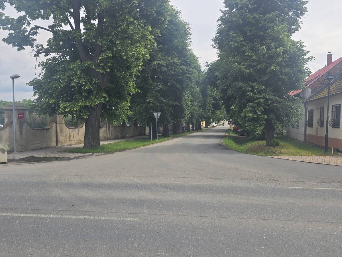 V nadcházejících měsících bude vlastník vodovodní infrastruktury společnost Vodárny Kladno-Mělník, a.s. provádět rekonstrukci poruchového vodovodního řadu v ulici Nosticova. Předpokládaný termín zahájení prací je pondělí 8. 6. 2026, přičemž skutečný začátek je závislý na dokončení vytyčení inženýrských sítí. O přesném termínu zahájení vás budeme včas informovat.  Postup prací bude ve směru od ul. Měšická k ul. Hlavní. Ukončení stavební akce je plánováno do konce letních prázdnin 2026. V průběhu stavby může docházet k dočasnému omezení vjezdu k jednotlivým nemovitostem. Tato omezení budou vždy pouze krátkodobá a budou souviset s aktuálním postupem prací. Přístup na parkoviště u sokolovny bude po celou dobu stavby zachován, a to buď ze směru od ulice Hlavní, nebo z druhé strany z ulice Měšická, podle aktuální etapy výstavby. Provoz CVČ nebude nijak omezen.