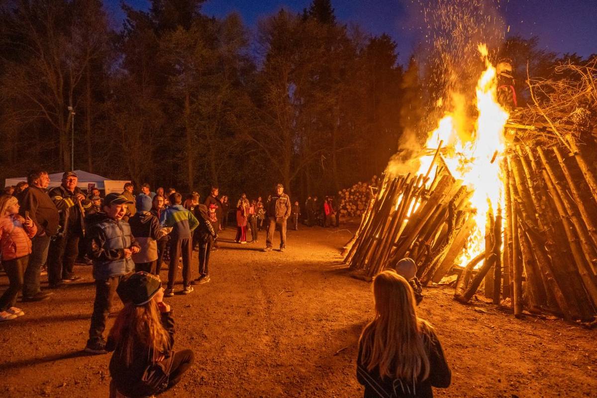 Ve čtvrtek 30. dubna 2026 se v Milíně uskutečnil tradiční Pochod a pálení čarodějnic, který přilákal více než pět set návštěvníků všech generací.