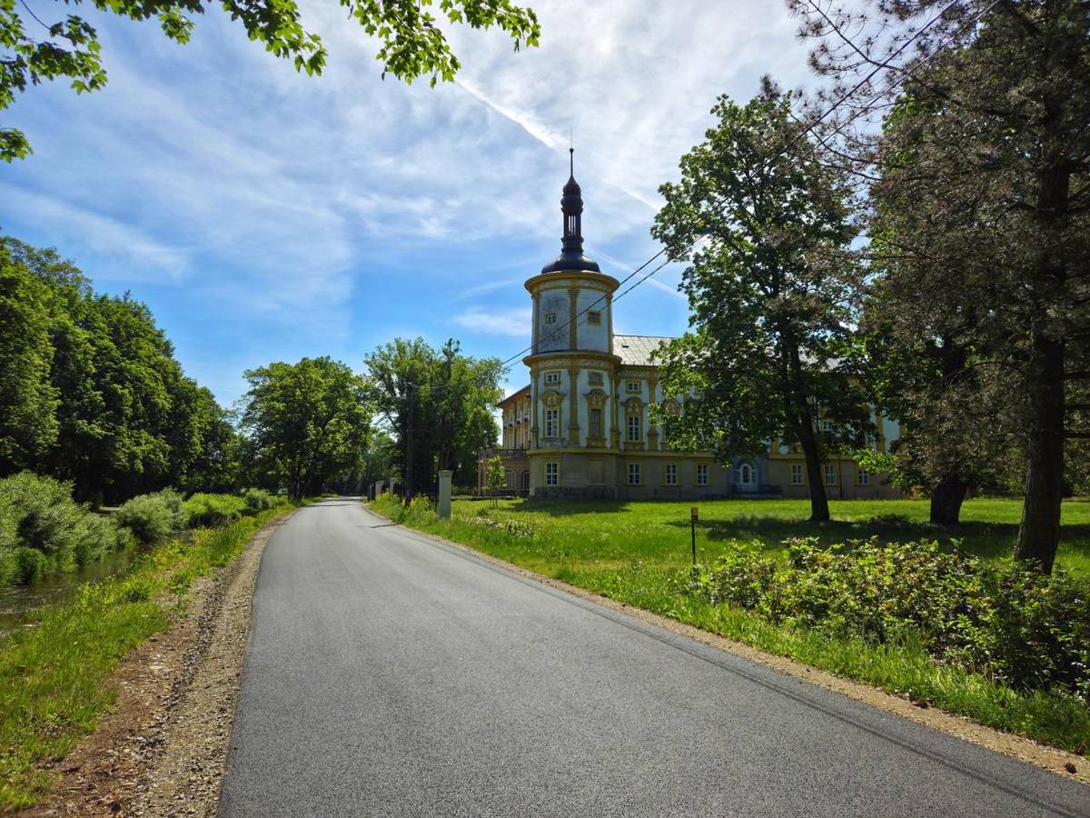 Oprava místní komunikace v Linhartovech je dokončena. Jde o jednu z komunikací zahrnutých do obnovy městského majetku po povodních v roce 2024.