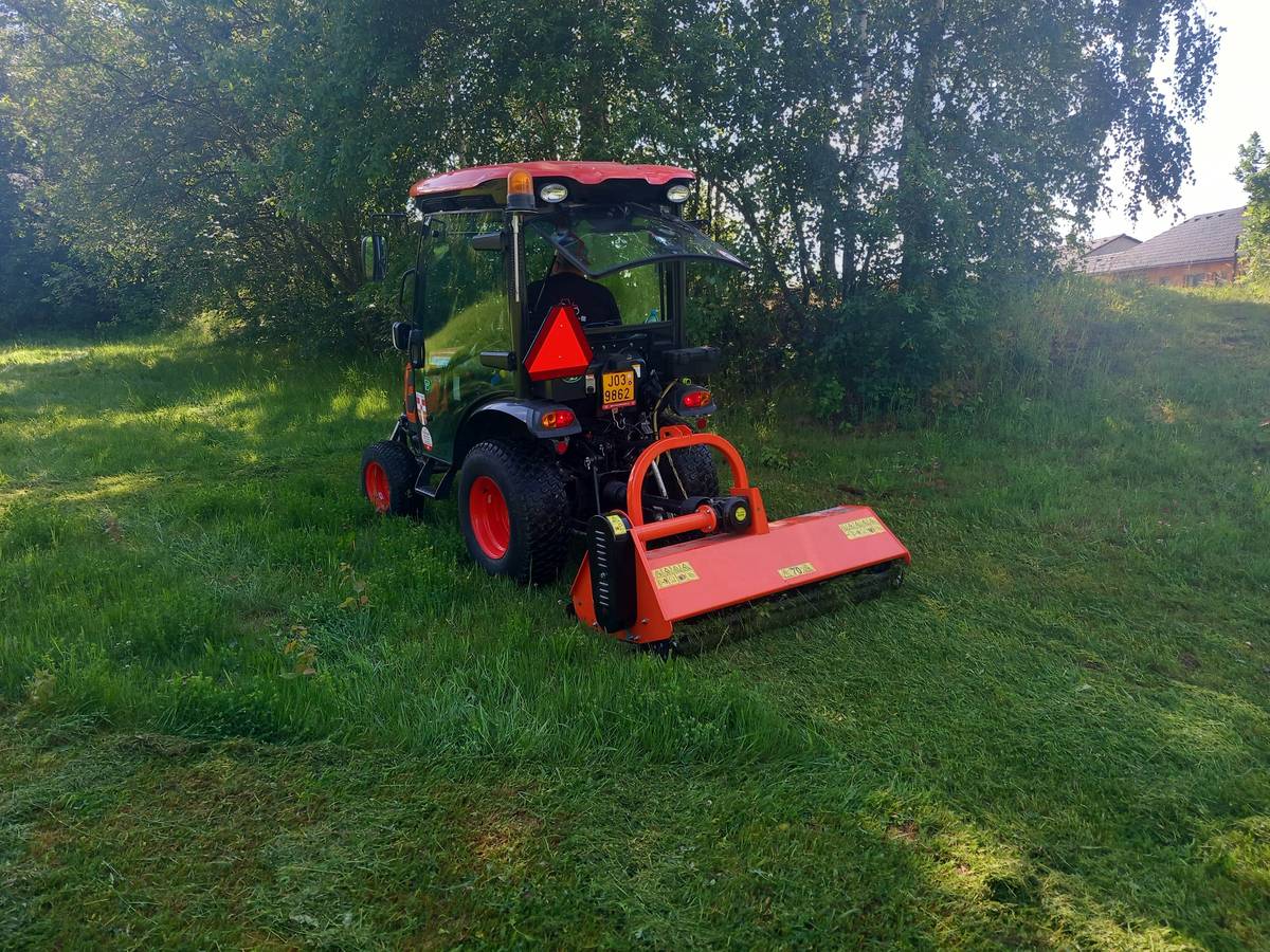 Obec rozšířila své technické vybavení o nový mulčovač za malotraktor. Toto zařízení bude sloužit především k údržbě větších travnatých ploch v okrajových částech obce, kde pomůže zajistit pravidelné a efektivní sečení a údržbu zeleně. Počítáme také s možností využití této techniky formou služby pro občany. Věříme, že nový mulčovač přispěje ke zlepšení vzhledu a údržby veřejných prostranství v naší obci.