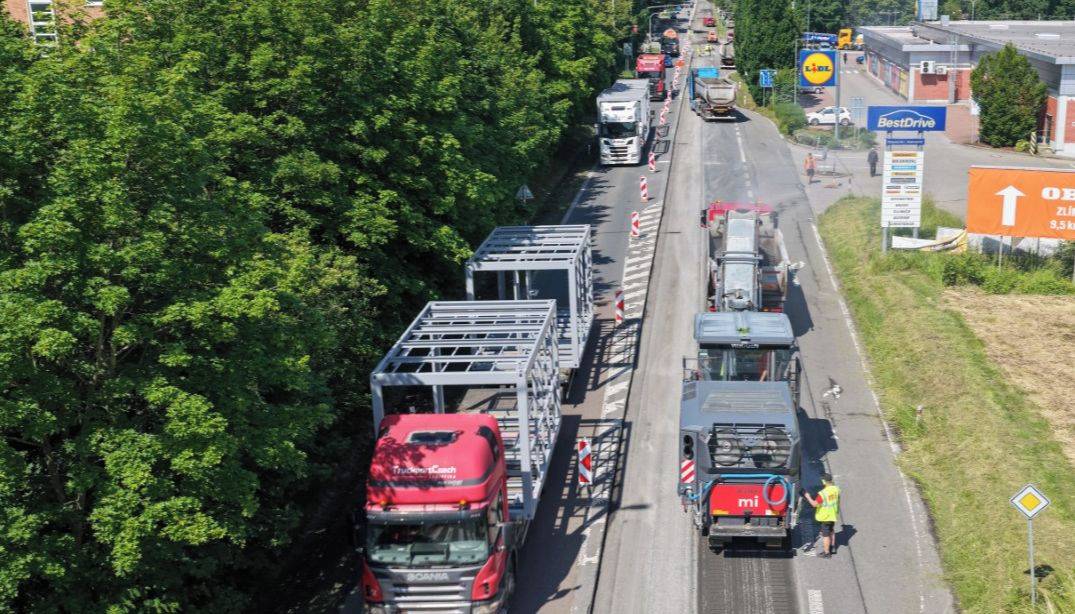 Zlín – Od dnešního rána je na silnici I/49 u křižovatky ke krajské nemocnici ve Zlíně - v části u Lidlu - zaveden kyvadlový provoz. Dopravu v místě řídí semafory i pracovníci stavby.