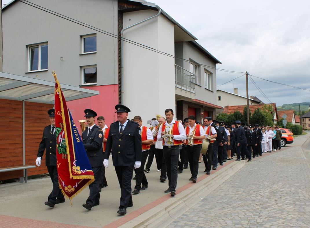 Slavnostní průvod od hasičské zbrojnice, který tvořili uniformovaní členové našeho i sousedních sborů, hudebníci, zastupitelé, veřejnost i hasičská technika, spatřil ten, kdo v sobotu po poledni procházel či projížděl naší obcí.