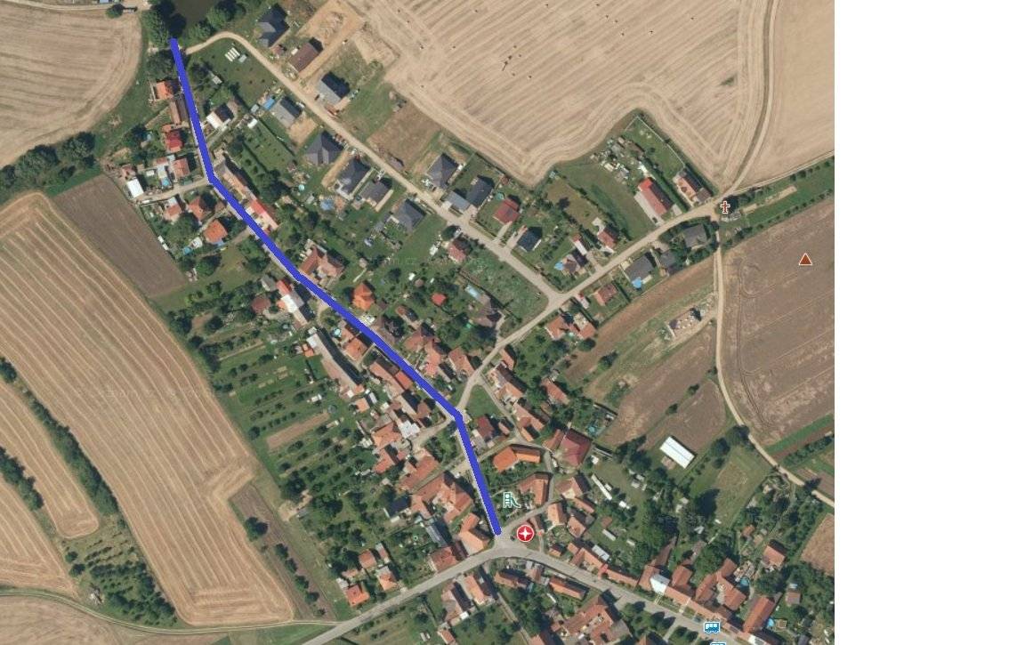 Tento týden ve čtvrtek 4.6. a v pátek 5.6. 2026 bude za příznivého počasí probíhat recyklace povrchu  (promíchání s cementem a následné úpravy vozovky) na místní komunikaci od hasičské zbrojnice směrem rovně až k rybníku Obecník. Po této místní komunikaci bude možné kvůli vytvrdnutí povrchu jezdit s opatrností pouze osobními automobily od začátku příštího týdne. Na komunikacích za parkem u hasičky bude pokračovat frézování a příprava na recyklaci povrchu vozovky. Z těchto důvodů můžete nechat svá auta například na nové ulici v nové zástavbě při kraji vozovky a využívat cestu po zahradách ke škole.