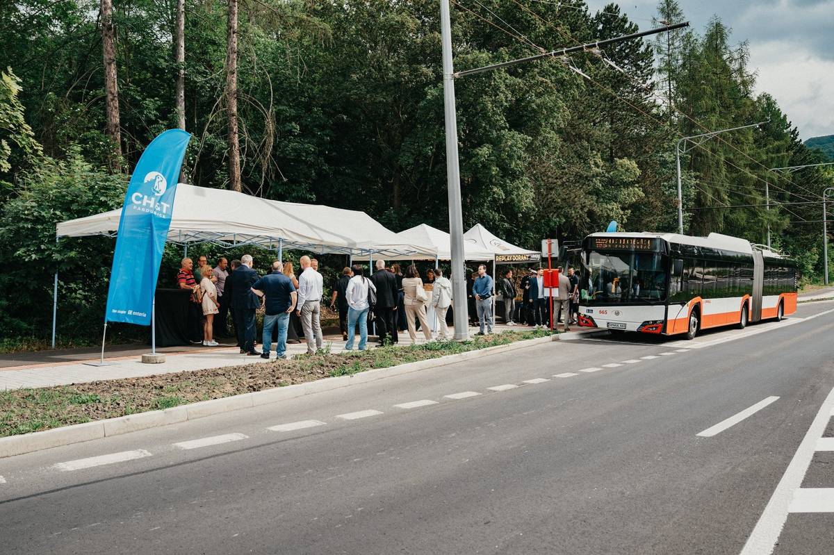 Dnes, 1. června 2026, jsme zahájili zkušební provoz na nové trolejbusové trati v ulici Výstupní – a je to historický moment. Poslední trolejbusová trať v našem městě totiž vznikla před 17 lety. Nová trať propojuje Krásné Březno, Dobětice a Severní Terasu a přináší s sebou hned několik zásadních změn, které cestující pocítí okamžitě 👇 🚌➡️🚎 Na linkách 74 a 75 nahrazují dosavadní 12metrové autobusy moderní 18metrové parciální trolejbusy. Více místa, větší komfort, nižší hluk a nulové místní emise. 🔋 Trolejové vedení je instalováno pouze ve směru stoupání – tam, kde vozidla nejvíce čerpají energii. Při jízdě z kopce trolejbusy rekuperují elektrickou energii, která pohání topení, klimatizaci i další palubní systémy. Chytré, efektivní, moderní 🔌 Součástí stavby je také nová měnírna MR11 ZOO – a té jsme věnovali zvláštní péči. Poprvé v historii DPMÚL jsme technický objekt ozdobili street artem, aby přirozeně splynul s okolní zelení. Protože i infrastruktura může být hezká. ⚙️ Další technická novinka? V Krásném Březně jsme jako první v celé naší síti nainstalovali kontinuálně napájenou trolejbusovou výhybku – trolejbus v ní může zastavit nebo projet bez ztráty trakčního napětí. To znamená vyšší spolehlivost i v nejfrekventovanějších místech. 🗺️ V rámci stavby vzniklo celkem 2,35 km nového trakčního vedení a nově byla zprovozněna zastávka „ZOO" ve směru na Severní Terasu. Projekt je spolufinancován z fondů Evropské unie v rámci Operačního programu Doprava 2021–2027. Celkové náklady projektu dosahují přibližně 70 milionů Kč, přičemž evropské fondy pokrývají 85 % způsobilých výdajů. Ústecká MHD jde dopředu. Jsme rádi, že vás vezeme. ⚡