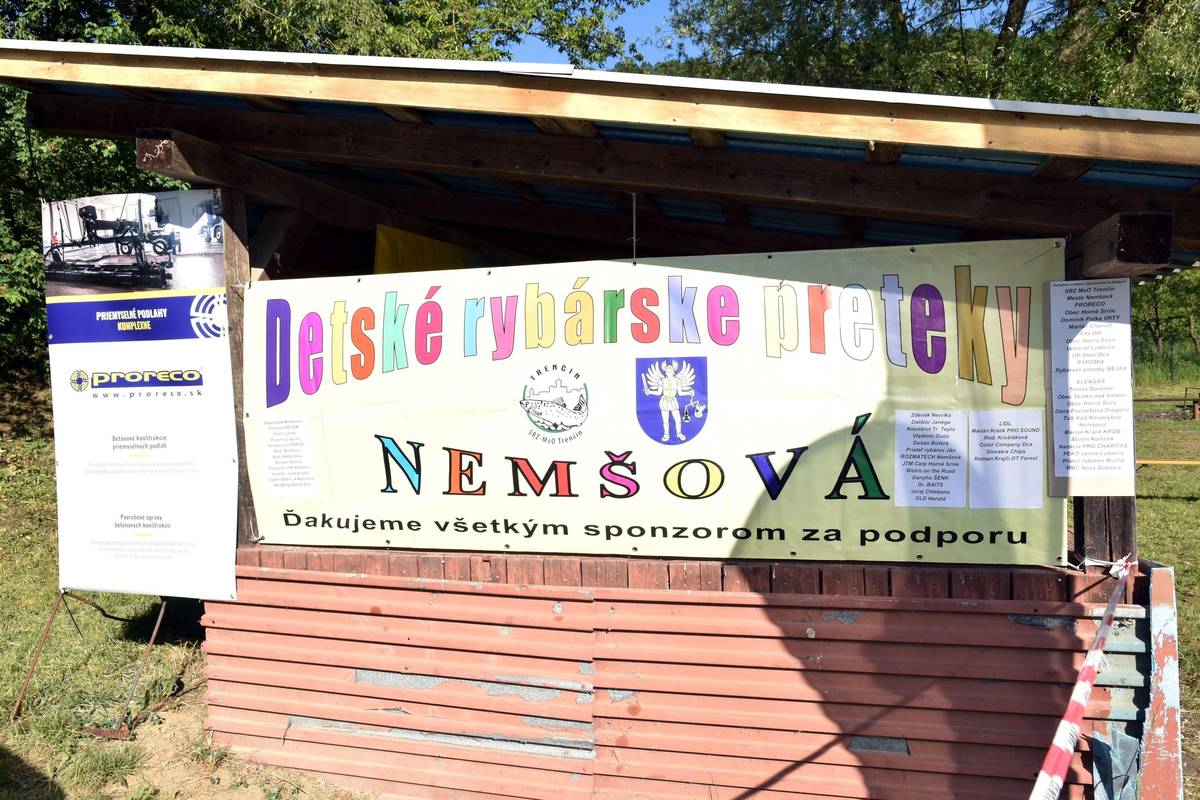 📍...na štrkovisku v Nemšovej organizované Miestnou organizáciou SRZ Trenčín podporilo mesto Nemšová dotáciou vo výške 400 €...   🎫Prvých 100 lístkov bolo odovzdaných súťažiacim do 14 rokov, hodnotených v chlapčenskej a dievčenskej kategórii...  🤝Po skončení pretekov si lovci prevzali od Dalibora Benku, riaditeľa preteku, Pavla Habšudu, zástupcu riaditeľa a Miloša Mojtu, primátora mesta vecné ceny...   📸Celá fotogaléria dostupná na webovej stránke mesta: https://www.nemsova.sk/mesto/fotogaleria/23-6-2026-detske-rybarske-preteky-na-jazere-v-nemsovej/
