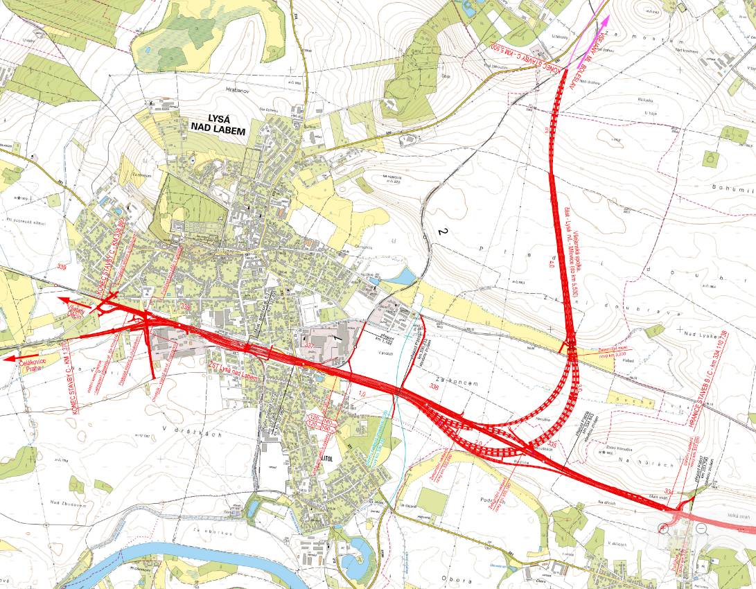 Ministerstvo životní prostředí vydalo souhlasné závazné stanovisko k záměru modernizace trati v úseku Nymburk – Lysá nad Labem. Záměr tak prošel tzv. velkou EIA. Resort ale současně určil řadu podmínek, které musí investor, tedy Správa železnic, splnit. Konkrétně je jich 35. Týkají se především řešení a sledování úrovně hluku (Správa železnic například dostala za úkol aktualizovat protihlukovou studii), monitorování hladiny podzemních vod či prostupnosti území pro pěší či zvěř především v souvislosti se stavbou přeložky trati na Milovice. Investor také musí zajistit přístup ke všem pozemkům, které by mohly stavbou zůstat odříznuty od stávajících cest (týká se to především zemědělských pozemků). Množství podmínek je stanoveno na ochranu proti prachu a hluku během stavby. Text stanoviska včetně zdůvoidnění si můžete přečíst zde. Správa železnic při představování projektu původně počítala, že se bude stavět v letech 2031-2035, stanovisko ministerstva ale mluví o letech 2034–2037. Modernizace tratě počítá se ztrojkolejněním úseku trati mezi Nymburkem a Lysou nad Labem a přeložením trati na Milovice (začátek tzv. Všejanské spojky, tedy plánované trati na Mladou Boleslav). Trať se zkapacitní a Správa železnic počítá s tím, že po ní bude projíždět více vlaků vyšší rychlostí. Ty osobní až 160 km/h, nákladní maximálně 110 km/h.  Součástí modernizace je i přestavba nádraží v Lysé nad Labem. Více informací k záměru naleznete na stránkách města.