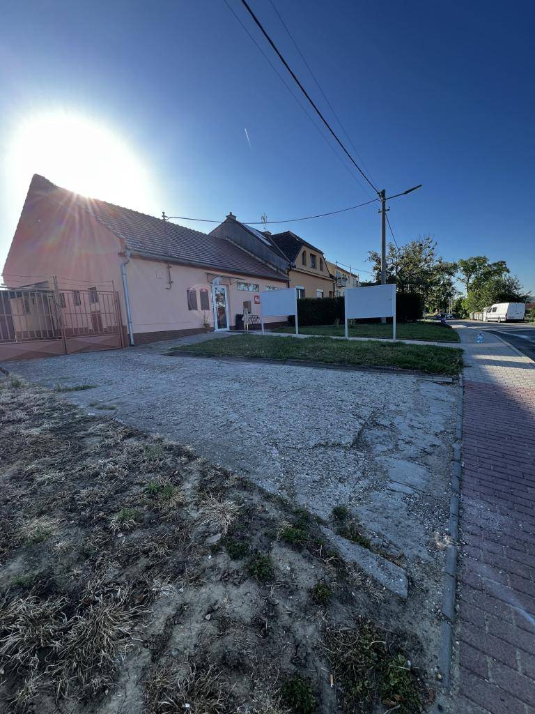 Od pondělí 1. června budou zahájeny stavební práce na novém parkovišti před obchodem.