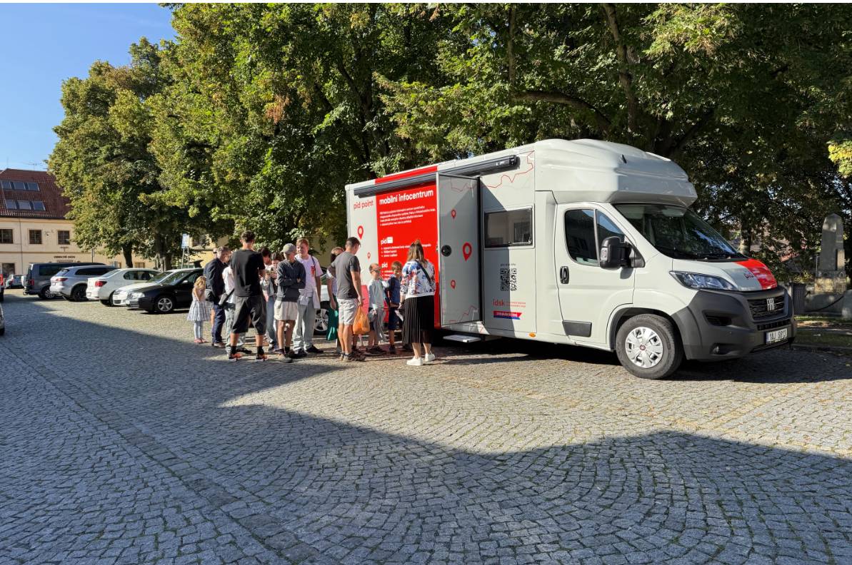 Do Hostivice dorazí mobilní informační centrum Pražské integrované dopravy (PID) – PID Point. Potřebujete Lítačku, poradit s jízdným nebo najít spoj? Zastavte se 👍 Co tu vyřídíte: ▪ nová karta PID Lítačka (i s focením) ▪ dobíjení kupónů ▪ pomoc s aplikací ▪ vyhledání spojení ▪ informace o tarifu ▪ tisk jízdních řádů 📍 Kdy a kde: 8. 6. 2026 | 9:00–12:00 Husovo náměstí, Hostivice ℹ️ Více informací o systému PID: Mobilní informační centrum PID Point vyjíždí do regionu | Integrovaná doprava Středočeského kraje