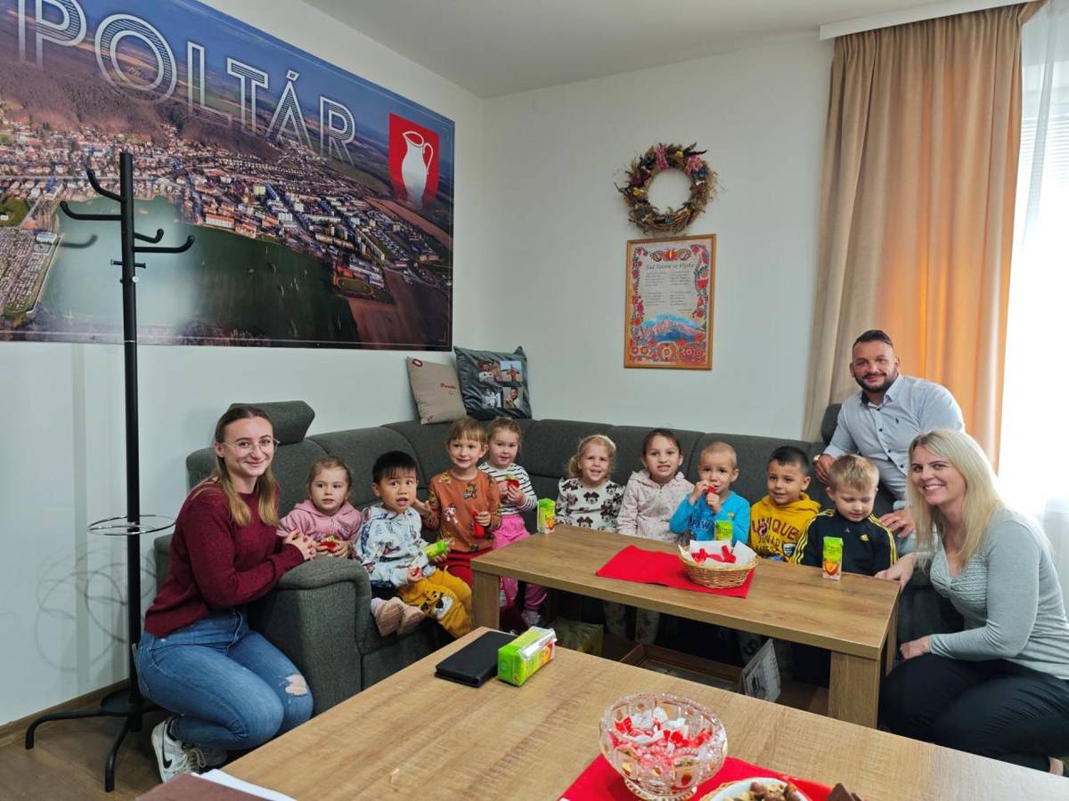 V utorok 19. mája 2026 navštívili primátora mesta Poltár Petra Sitora deti z triedy Žabky z Materskej školy Sklárska v Poltári.