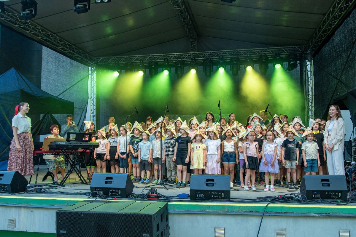 V areálu letního kina v Orlové se uskutečnil druhý ročník festivalu ArtFest. Návštěvníci si užili vystoupení hudebního, tanečního i literárně-dramatického oboru a seznámili se také s tvorbou žáků výtvarného oboru. Podívejte se na fotografie zachycující atmosféru akce plné umění, kreativity a inspirace. Celou fotogalerii najdet...