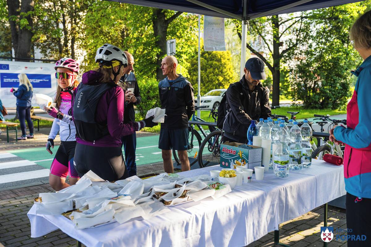 Dňa 3.6.2026 sa pred Mestským úradom v Poprade konala akcia Cykloraňajky, ktorá bola súčasťou celoštátnej kampane Do práce na bicykli.  Pri malom občerstvení sa tak stretli cyklisti s chodcami i kolobežkármi, teda tí z nás, ktorí sa rozhodli ekologickým spôsobom dopravy do práce či školy prispieť k zdravšiemu ovzdušiu v našom meste.  „Vyzývame všetkých, ktorí sa ešte nezaregistrovali, aby prihlásili svoje tímy najneskôr do 7. júna, čo je posledný možný termín,“ apeloval na popradskú cyklistickú verejnosť prvý viceprimátor Štefan Pčola.  Prihlášky nájdete tu: https://app.dopracenabicykli.eu/register/team  Kampaň s podtitulom „Malá zmena v ceste, veľká zmena v meste“ potrvá až do 30. júna tohto roku.