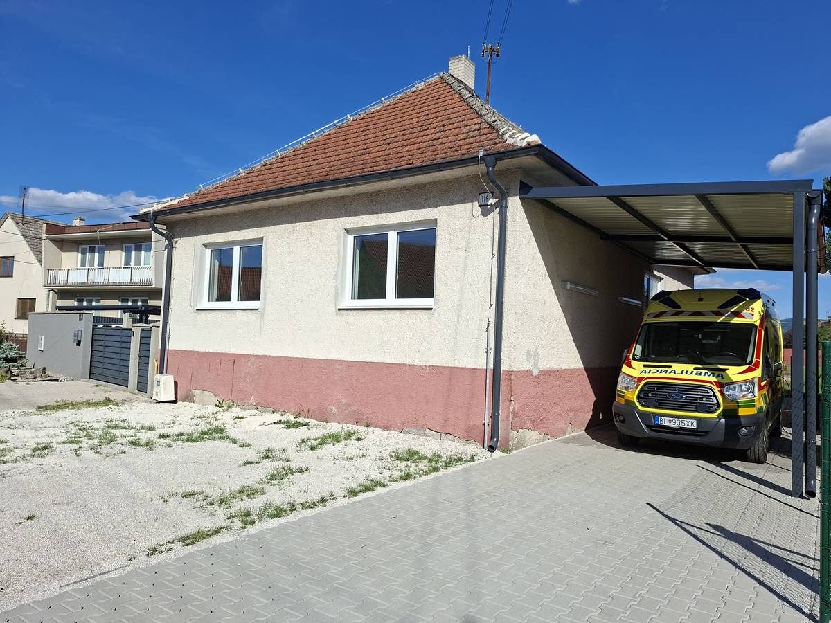 Dňa 1. júna 2026 o 00:00 hod. bola v našej obci uvedená do prevádzky stanica záchrannej zdravotnej služby. Pred spustením prebehla rekonštrukcia priestorov, ktorú zabezpečila obec, aby vzniklo dôstojné a plnohodnotné zázemie pre jej fungovanie. Stanica slúži ako výjazdové pracovisko záchrannej zdravotnej služby, z ktorého posádka vyráža k pacientom na základe tiesňového volania. Jej zriadenie prispeje k skráteniu dojazdových časov záchrannej zdravotnej služby v našej obci a okolí. Nech slúži predovšetkým ako istota, že pomoc je vždy nablízku. starostka