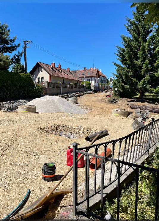 Oprava Hlavní:  Práce se během 11. stavebního týdne soustředily především do prostoru návsi, ke Zvoničce a do navazujících úseků Hlavní ulice.  Pokračovalo budování dešťové kanalizace včetně osazování šachet a přípravy dalších napojení.