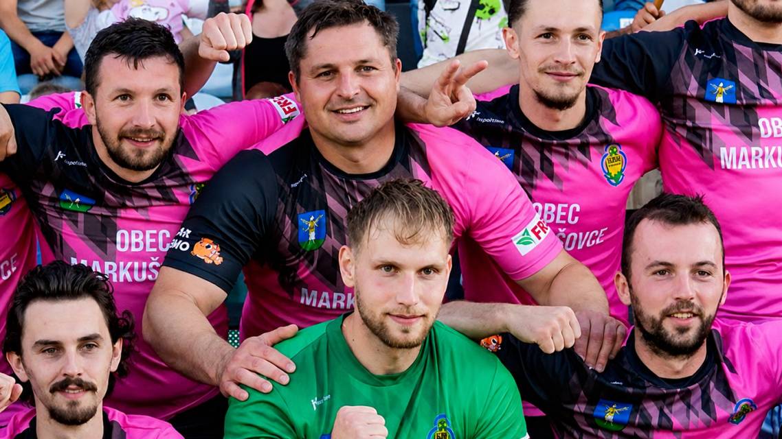 Niké liga na dedine sa presúva na východné Slovensko – a hneď do Markušoviec. Vďaka hlasom fanúšikov sa práve zápas Slovan FO Markušovce – TJ Slovan Smižany stal júnovým duelom projektu, ktorý prináša atmosféru najvyššej slovenskej futbalovej súťaže priamo na dedinské ihrisko.