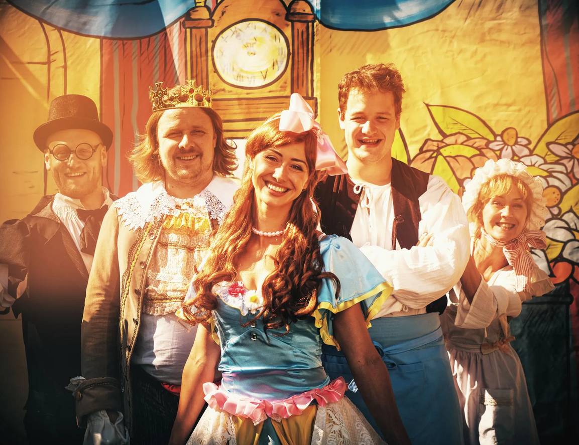 Humor, hudba a hravé písně proplétají příběh, který oslovuje diváky všech generací. Divadelní adaptace kultovní filmové pohádky z roku 1986, ve které zazní známé písně z pera skladatele Zdeňka Rytíře, který žil v nedalekých Řevnicích. Zazní hity jako Královské reggae nebo Kdekdo to ví.