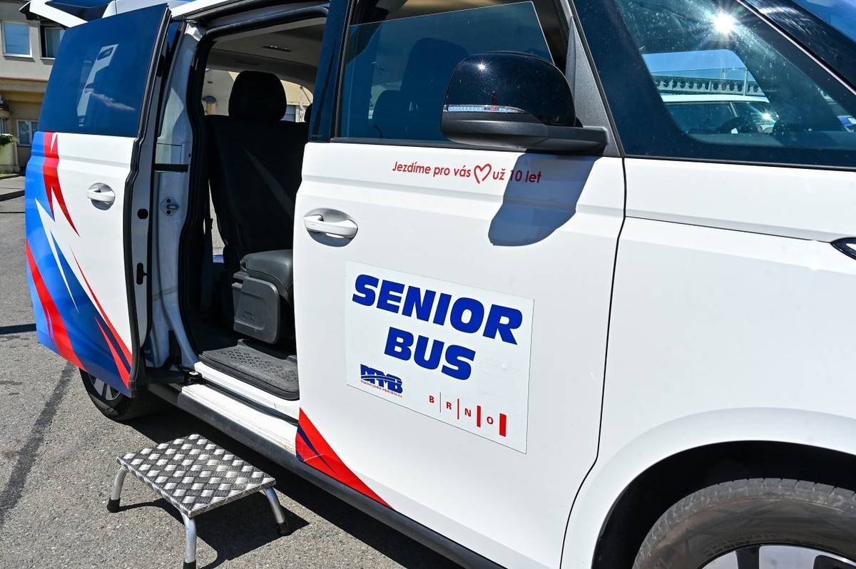 Služba Seniorbus už v Brně 10 let pomáhá seniorům a lidem se zdravotním postižením s dopravou k lékaři, na nákupy nebo za kulturou. Z počátečních dvou vozů se rozrostla na současných šest. Řidiči Dopravního podniku města Brna (DPMB), který pro město službu zajišťuje, uskutečnili během deseti let téměř 200 tisíc jízd. Kvůli velkému zájmu je plánováno rozšíření této služby. Nejčastějšími cíli cestujících jsou stabilně zdravotnická zařízení. K nejvyhledávanějším destinacím patří Fakultní nemocnice Bohunice, Fakultní nemocnice u sv. Anny a polikliniky Viniční a Zahradníkova. Senioři službu využívají také pro cesty na nákupy nebo za kulturou a přáteli. Největší zájem je o dopolední jízdy ve všední dny.  Službu DPMB v současnosti provozuje denně od 6:00 do 22:00 hodin. Klienti si mohou objednat jízdu telefonicky na čísle 543 17 17 17, a to až 14 dní předem. Prioritou DPMB je, aby byla zajištěna maximální dostupnost i pro osoby s omezenou pohyblivostí – proto jsou dva vozy vybaveny plošinou pro vozíčkáře. Veškeré informace k této služba naleznete na webu DPMB.