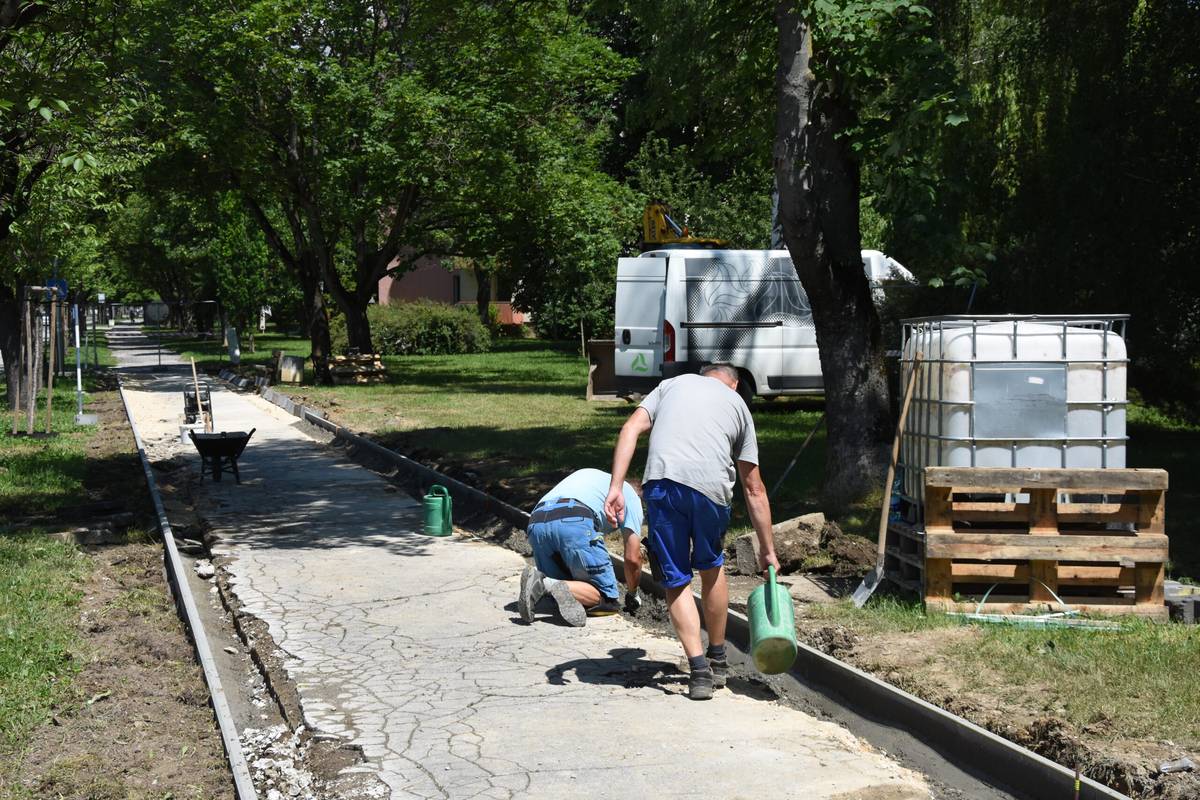 Kým na Soblahovskej ulici pokračujeme v obnove I. etapy pravostranného chodníka smerom do centra mesta, na Orechovskej ulici práve začíname s rekonštrukciou cesty. Povrch vozovky vymeníme v úseku od Ružovej ulice po križovatku s Istebníckou ulicou. Súčasťou investície bude aj vybudovanie nového chodníka pre peších. Práce v hodnote takmer 53 400 eur realizuje spoločnosť STRABAG. Hotovo má byť do polovice júla. [...]Čítať viac...