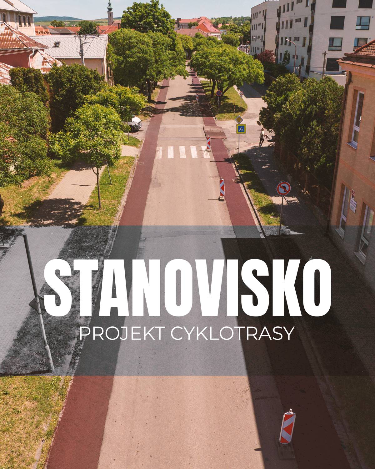 Vážení Skaličania, projekt cyklotrasy, ktorá sa dnes buduje na uliciach Koreszkova, pplk. Pľjušťa a D. Jurkoviča, vznikol ako zámer už v roku 2019. Bol podporený aj iniciatívou poslancov mestského zastupiteľstva, v rámci dlhodobej snahy mesta postupne prepájať jednotlivé časti Skalice. Cieľom tohto, ako aj ďalších pripravovaných cyklistických prepojení, je zvýšiť bezpečnosť cyklistov a zároveň podporiť rozvoj udržateľných foriem dopravy, ktoré môžu prispieť k zníženiu dopravnej záťaže v meste. Na tento zámer nadviazala príprava projektovej dokumentácie v roku 2021 a samotná žiadosť do grantových schém bola následne schválená mestským zastupiteľstvom - najskôr v decembri 2021 a potom v septembri 2023. V apríli 2024 sa celý proces zavŕšil získaním finančných prostriedkov z programu INTERREG SK–CZ 2021–2027. Vzhľadom na množstvo otázok, ktoré sa k tomuto projektu opakovane objavujú, zverejňujeme odpovede, ktoré boli v tejto súvislosti poskytnuté v rámci konkrétneho dotazu jedného z občanov. PREČÍTAJTE SI ZNENIE CELÉHO STANOVISKA