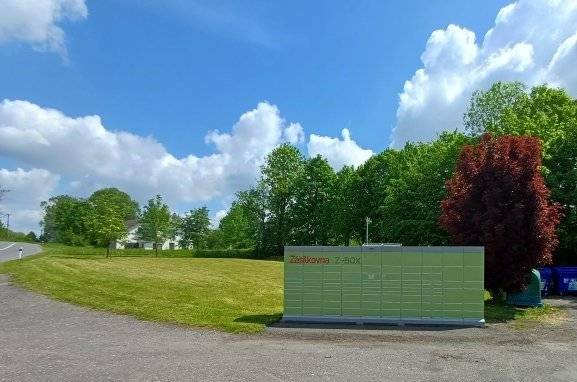 zprovozněno od 1.6.2026       Umístění výdejního místa  Z-BOX se nachází u autobusové zastávky Lhotka, střed.  Z-BOX Lhotka, Lhotka 37 | Výdejní místo - Zásilkovna      Zásilka do 15 kg     Platba kartou pouze online v app     Výdejní i podací místo     Platba dobírky Z-BOX: předem v aplikaci Zásilkovna     Max. rozměry schránek: 7x17x60 cm (XS), 7x43x60 cm (S), 16x17x60 cm (S/M), 16x43x60 cm (M), 35x43x60 cm (L)     Z-BOX má klávesnici      Dobré vědět: Standardní úložní doba zásilek jsou 3 dny s možností prodloužení o další den. Co potřebujete k vyzvednutí zásilky?  mobilní aplikaci Zásilkovna zapnutý Bluetooth a polohové služby (GPS) uhrazenou dobírku předem  Dobírku lze uhradit předem přímo v mobilní aplikaci Zásilkovna.