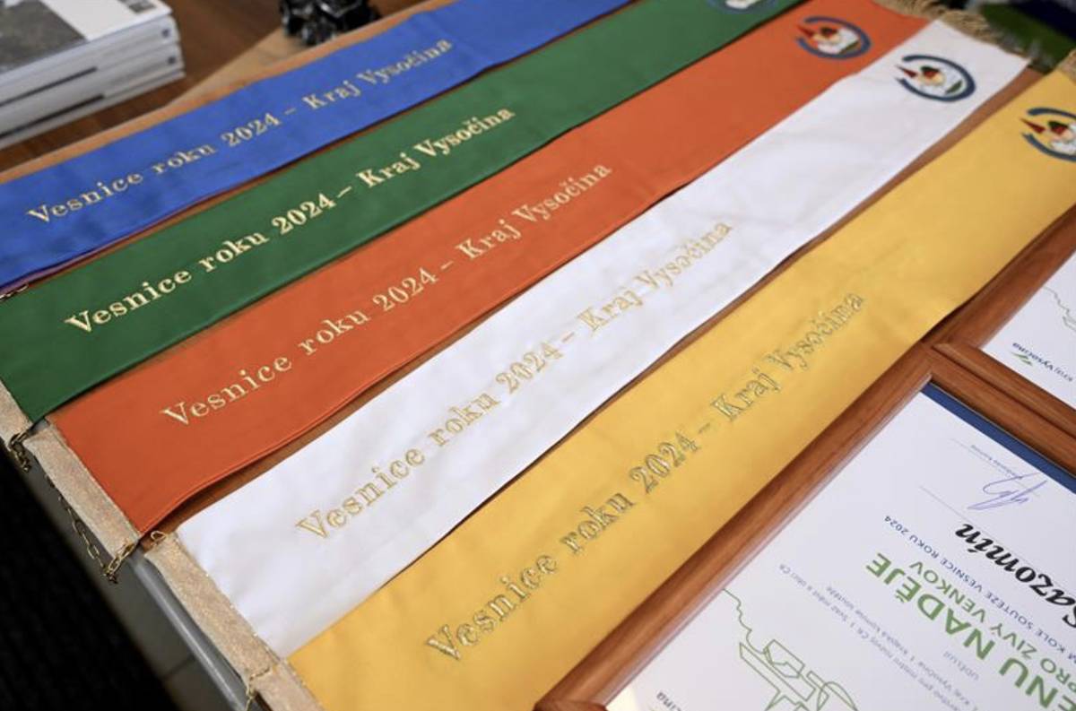Do jubilejního 30. ročníku soutěže Vesnice roku se v Kraji Vysočina přihlásilo celkem 18 obcí. Hodnotitelská komise je navštíví už v příštím týdnu. Každá obec bude mít dvě hodiny na to, aby představila své aktivity, projekty, spolkový život i plány do budoucna. Do soutěže se zapojily obce ze všech okresů Kraje Vysočina. Nejvíce přihlášených je ze Žďárska: Osová Bítýška, Netín, Sazomín, Herálec, Oslavice a Písečné. Havlíčkobrodsko zastupují Vilémovice, Kozlov a Skuhrov, Třebíčsko Okříšky, Přibyslavice a Štěměchy. Z Pelhřimovska se přihlásily Zachotín a Senožaty, z Jihlavska Milíčov, Suchá, Kněžice a Růžená. Soutěž hodnotí nejen vzhled obce, ale také komunitní život, služby pro občany, péči o veřejný prostor, podporu podnikání, spolupráci se zemědělci nebo dlouhodobý rozvoj. První návštěva komise proběhne v pondělí 1. června  v Zachotíně na Pelhřimovsku. Výsledky krajského kola budou zveřejněny v sobotu 6. června v Dolním Městě, které soutěž v Kraji Vysočina vyhrálo v loňském roce. Slavnostní vyhlášení vítězů je naplánováno na 7. srpna 2026. Obec oceněná Zlatou stuhou postoupí do celostátního kola soutěže.