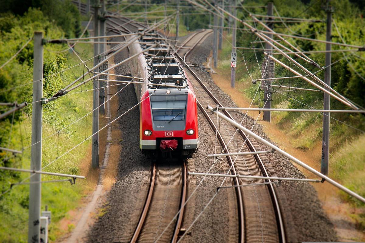 Omezení železniční dopravy v úseku Kolín-Čáslav Vážení občané, upozorňujeme na dočasné omezení železniční dopravy v úseku Kolín – Kutná Hora hl. n., ke kterému dojde v termínu od 27. 5. do 15. 6. 2026. Důvodem výluky jsou dokončovací práce na modernizaci podchodu v oblasti 4. a 5. nástupiště v železniční stanici Kolín. V uvedeném období bude na tomto úseku zachován provoz pouze u linky R9. Vlaky linky S20 budou po dobu omezení plně nahrazeny autobusovou linkou XS20, která bude vedena v trase: Kolín – Kutná Hora hl. n. – Kutná Hora město / Čáslav.  Více informací na: https://pid.cz/zmena/kolin-kutna-hora-hl-n-caslav-219524-9/