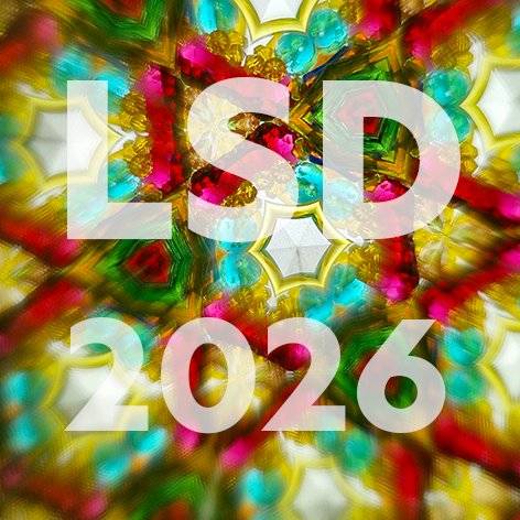 Realizace děl ve školní sklářské huti bude veřejnosti přístupná 9. a 10. června 2026 od 8.00 do 13.00 hodin. Akce je určena široké veřejnosti a vstup je volný. Sympozium Letní sklářská dílna (LSD) představuje v kontextu celé České republiky ojedinělý projekt. Za dobu své patnáctileté existence umožnilo setkání a realizaci tvůrčích vizí více než osmdesáti umělkyň a umělců. Projekt sympozia je specifickým typem umělecké aktivity, při níž vznikají unikátní autorská díla. Pedagogové i žáci sklářské školy, stejně jako široká veřejnost, mají po dobu jeho konání možnost sledovat práci pozvaných umělců a týmů sklářských řemeslníků, kteří jejich návrhy realizují. Organizace sympozia se dlouhodobě ujímá Město Železný Brod ve spolupráci s Městským muzeem, Střední uměleckoprůmyslovou sklářskou školou a sklářskou firmou Detesk, která se k sympoziu před devíti lety připojila. Městské muzeum letos k účasti vyzvalo pět umělkyň a umělců: Ondřeje Novotného, Jaroslava Prášila, Marka Trizuljaka, Barboru Tydlitátovou a Josefínu Váchovou. Realizace děl ve školní sklářské huti bude veřejnosti přístupná 9. a 10. června 2026 od 8.00 do 13.00 hodin. Ondřej Novotný (*1984) je absolventem sklářské školy v Novém Boru (1999–2003). Je uznávaným českým sklářem – huťmistrem a umělcem v jedné osobě. Působí v Novém Boru, kde vede rodinnou sklárnu Novotný Glass. Ve své tvorbě navazuje na tradici ruční výroby uměleckého skla a vyznačuje se minimalismem, čistotou formy a vysokou řemeslnou kvalitou. Jaroslav Prášil (*1946) absolvoval zdejší sklářskou školu (1960–1964) v oboru malba skla. Pod vedením prof. Stanislava Libenského studoval na pražské UMPRUM (1964–1970). Působí jako sklářský výtvarník, grafik, malíř, šperkař a pedagog; dlouhodobě působil na ústecké univerzitě. Ve tvorbě se inspiruje řemeslnými technikami a lyrickou abstrakcí, s důrazem na geometrii, barevnost a citlivou práci s materiálem. Marek Trizuljak (*1953) absolvoval sklářskou školu v Železném Brodě (1968–1973) v oboru hutní tvarování skla u prof. Pavla Ježka a Akademii výtvarných umění v Praze (1975–1981). Věnuje se malbě a sklářské tvorbě, příležitostně i sochařství. Je autorem sklářských realizací ve veřejném prostoru a interiérech kostelů v Česku i zahraničí. Barbora Tydlitátová (*1992) je absolventkou sklářské školy v Železném Brodě (2015–2018) a magisterského studia na Technické univerzitě v Liberci (2024). Působí jako pedagožka na zdejší škole. Ve tvorbě propojuje sklářské tradice s otázkami udržitelnosti, experimentálně zpracovává odpad ze sklářské výroby a reflektuje vztah krajiny a sklářských reliktů. Josefína Váchová (*1998) absolvovala sklářskou školu v Železném Brodě (2013–2017) a design skla na Technické univerzitě v Liberci (2025). Je držitelkou ocenění Stanislav Libenský Award (2025) a vítězkou Master of Crystal (2023). Věnuje se prostorovým instalacím ovlivněným minimalismem, přírodou a reflexí vnitřního světa, často propojuje sklo s dalšími materiály.   Prezentace tvorby sympozistů Prezentace autorské tvorby proběhnou ve sklářské expozici Městského muzea. Akce je určena široké veřejnosti a vstup je volný. 9. 6. 2026 od 17.00 hodin: Josefína Váchová, od 18.00 hodin, Marek Trizuljak 10. 6. 2026 od 17.00 hodin: Barbora Tydlitátová