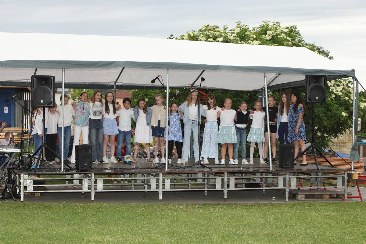 Na Březinských obecních slavnostech se můžete těšit na vystoupení spousty talentovaných Březiňáků 🤩.   💃🕺Své taneční vystoupení předvedou děti z mateřské školy a děti z kroužku tanečních pohybovek TJ Sokol Březina. Zatancují vám také dospěláci z Březinské chasy.  🎶 Společné pěvecké vystoupení pro vás připraví děti ze základní školy společně s cimbálovou skupinou Trnky. V průběhu akce nám zahraje také Královská dechová hudba ze Křtin . Slavnosti se blíží, tak pokud je ještě nemáte zapsané v kalendáři, tak teď je ideální okamžik 👇  📅sobota 13. 6. 2026 14:00, zelená plocha u sokolovny  Kompletní program a více informací na plakátu a webových stránkách obce.