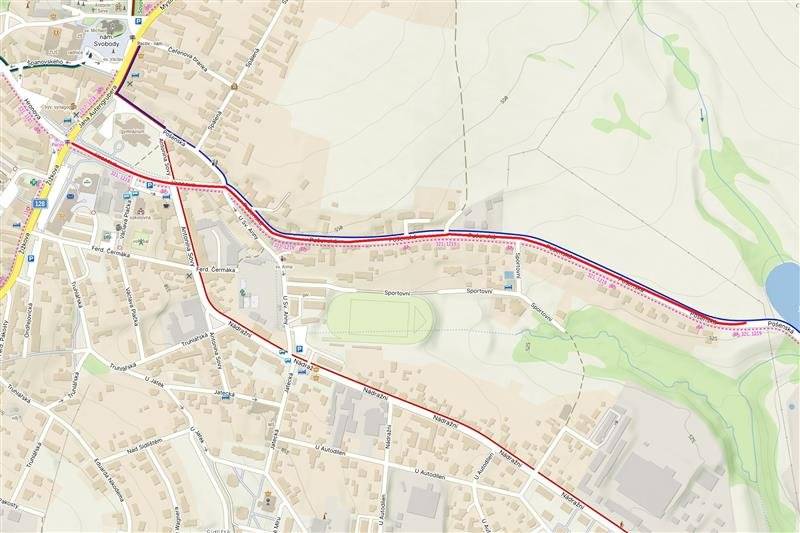 Ve čtvrtek 4. června bude zahájena uzavírka ulice Pošenská a části ulice Hronova (od křižovatky pod Albertem), která potrvá do 24. června.  Dotčený úsek bude uzavřen pro veškerou dopravu, vyjma vlastníků dotčených nemovitostí a osob trvale žijících v dané lokalitě a mimo vozidel s povolením stavby. Obyvatele lokality žádáme, aby jízdu opravovaným úsekem omezili jen na nezbytně nutné cesty a jízdu přizpůsobili aktuálnímu stavu povrchu komunikace a skutečnosti, že v komunikaci se nacházejí další prvky technického vybavení (poklopy kanalizačních šachet, vodovodních šoupat apod.), které při provádění prací nemusí být usazeny v úrovni povrchu komunikace. Omlouváme se za případné komplikace.