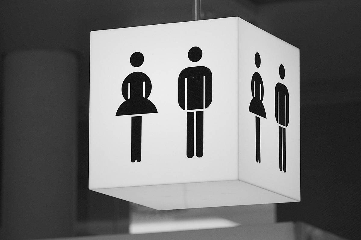 Město Litoměřice připravuje zavedení projektu WC Gratis, jehož cílem je rozšířit dostupnost veřejných toalet a současně navázat spolupráci s místními provozovateli kaváren, restaurací a dalších podniků. Projekt vzniká pod hlavičkou Zdravého města Litoměřice a v této fázi město oslovuje provozovny, které by měly zájem se do systému zapojit.  „Chceme nabídnout lidem lepší dostupnost toalet ve městě a zároveň navázat smysluplnou spolupráci s místními podniky. Každé provozovny, která se do projektu zapojí, si velmi vážíme, a proto jí město nabídne finanční příspěvek na část nákladů spojených s provozem,“ uvedl místostarosta Litoměřic Jiří Adámek. Podobný model již funguje v řadě českých měst, například v Brně, Praze 7, Hradci Králové, Znojmě nebo Plzni. Výše podpory se přitom liší podle konkrétního nastavení systému. „Litoměřice počítají s paušálním příspěvkem ve výši 20 tisíc korun ročně na jednu zapojenou provozovnu,“ doplnil Jiří Adámek. Záměr reaguje na dlouhodobou poptávku po dostupných toaletách ze strany obyvatel i návštěvníků města. Litoměřice mají výrazný turistický potenciál, a právě spolupráce s místními provozovnami může přispět k lepšímu komfortu v centru města i dalších frekventovaných lokalitách. Město v současnosti prostřednictvím technických služeb zajišťuje provoz dvou veřejných toalet – na Mírovém náměstí a na autobusovém nádraží. Zatímco zařízení na autobusovém nádraží ročně využije přibližně 29 tisíc návštěvníků, toalety na Mírovém náměstí zhruba 19 tisíc. Provoz každého z těchto zařízení přitom vychází asi na jeden milion korun ročně, přičemž poplatek za použití činí 10 korun. „Projekt WC Gratis by tak mohl představovat ekonomičtější a zároveň flexibilní doplnění stávajícího systému. V Litoměřicích se počítá s tím, že celkový roční rozpočet projektu by se podle počtu zapojených podniků pohyboval okolo 200 tisíc korun. Smlouvy by se uzavíraly na dobu jednoho roku, po jejímž uplynutí město vyhodnotí přínos projektu i možnosti jeho dalšího rozvoje. Zapojené provozovny budou označeny samolepkou WC Gratis a současně uvedeny v mapových podkladech, na webu města i v dalších informačních materiálech, aby lidé snadno poznali, kde mohou toalety zdarma využít. Provozovatelé, kteří mají o zapojení do projektu zájem nebo se chtějí dozvědět více informací o podmínkách spolupráce, se mohou obrátit na Zdravé město Litoměřice prostřednictvím e-mailu: iveta.holubova@litomerice.cz.