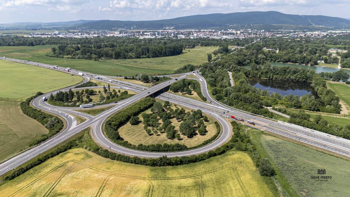 Oprava mostných záverov na D1 prinesie dopravné obmedzenia pri Novom Meste nad Váhom | www.nove-mesto.sk Vodiči, pozor na obmedzenia na diaľnici D1 pri križovatke Nové Mesto nad Váhom. Národná diaľničná spoločnosť realizuje opravu mostných záverov na moste ev. č. D1-111.  Termín prác: 30. 5. 2026 od 07.00 hod. do 30. 7. 2026 do 18.00 hod.     Doprava bude počas jednotlivých etáp vedená v dvoch zúžených jazdných pruhoch: v 1. a 2. etape smer Bratislava – Žilina, v 3. a 4. etape smer Žilina – Bratislava.     Počas 1. etapy nebude možný priamy zjazd z D1 od Bratislavy na Nové Mesto nad Váhom.   Obchádzka bude vedená cez Beckov s možnosťou otočenia na ceste II/515 pri spoločnosti Hella Slovakia Lighting.     Prosíme vodičov o zvýšenú opatrnosť, rešpektovanie dočasného dopravného značenia a trpezlivosť počas realizácie prác.     Zdroj: Polícia SR – Trenčiansky kraj