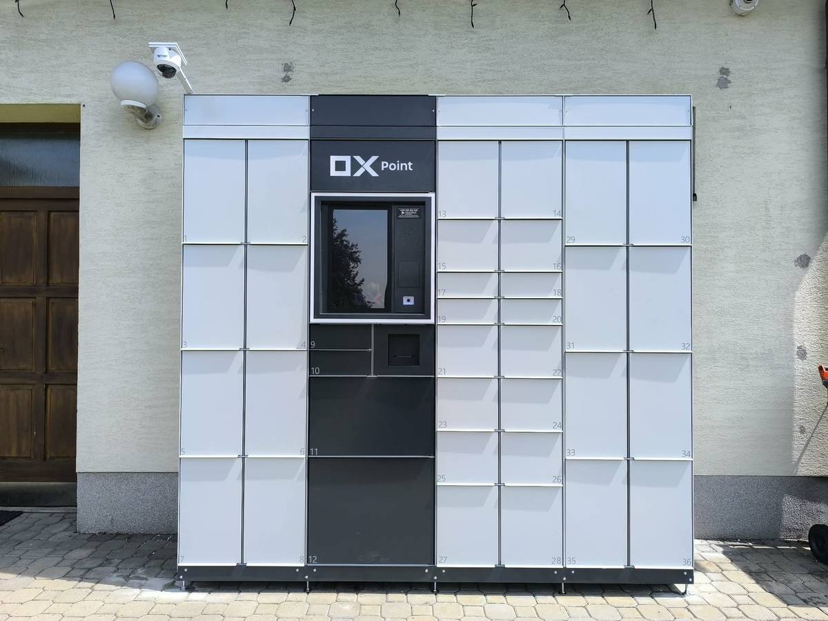 Vážení občané, dnes byl nainstalován výdejní box u obecního úřadu. Již nyní je možno odesílat balíky přes Balíkovnu. Do 72 hodin by mělo být aktivní i doručování zásilek od těchto společností: Balíkovna, PJ EXPEDIS, One by Allegro a DPD