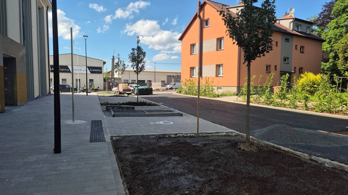 První etapa revitalizace veřejného prostoru u Červeného kostela v Hlučíně se posouvá do závěrečné fáze. Nové parkoviště s 15 místy, upravené komunikace, chodníky i veřejná prostranství v okolí sýpky a Červeného kostela jsou již stavebně dokončeny a lokalita postupně získává svou novou podobu. Projekt zároveň otevírá cestu k dalším etapám rozsáhlé revitalizace jedné z nejvýznamnějších lokalit na příjezdu do centra města. Podrobnosti včetně citací najdete na odkaze níže ⬇️ https://bit.ly/43aLg7t