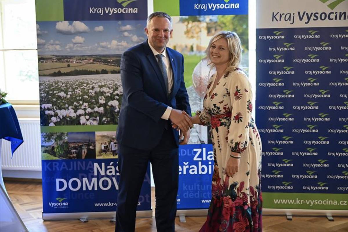 V Želivském klášteře se uskutečnilo slavnostní předávání ocenění krajské ankety Zlatá jeřabina 2025. Cenu Kraje Vysočina za kulturní počin roku si převzali vítězové ve dvou kategoriích – Kulturní aktivita a Péče o kulturní dědictví. Anketa každoročně upozorňuje na zajímavé kulturní akce, významné projekty i obnovu památek v Kraji Vysočina. Letos veřejnost poslala prostřednictvím elektronických formulářů bezmála 20 tisíc hlasů. V kategorii Kulturní aktivita zvítězila Táborová kronika – vystoupení dětí z Havlíčkova Brodu, za kterým stojí MaMMacentrum – pohyb dětem, z. ú. Druhé místo získala Betlémská cesta v Měříně a třetí místo projekt Tasice – Jakub Sklář po 40 letech. V kategorii Péče o kulturní dědictví získala první místo Obnova šindelových střech v areálu Dolního hřbitova ve Žďáře nad Sázavou. Druhé místo patří obnově historické fasády fary v Jamném a třetí místo rehabilitaci zvoničky v Samotíně. Čestné uznání radního pro oblast kultury, památkové péče, cestovního ruchu a mezinárodních vztahů získal projekt Záchrana, obnova a revitalizace areálu zámku v Kvaseticích. Všem oceněným gratulujeme!