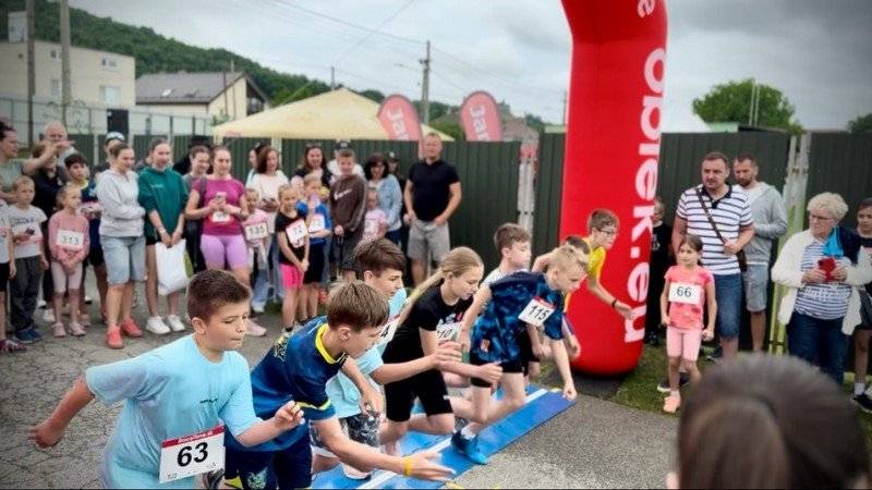 Vážení občania, MV RUNNING TÍM Sedliská V SPOLUPRÁCI S OBCOU SEDLISKÁ VÁS SRDEČNE POZÝVA NA 3. ROČNÍK bežeckej súťaže BATHORY RUN , KTORÝ sa uskutoční dňa 7.júna 2026 v nedeľu na hlavnom futbalovom ihrisku. Štart detských kategórii je o 10:30 hodine, registrácia mládežníckych kategórii je možná online a na mieste v deň preteku od 9:00 hodiny. Pri prezentácii detí je nutný doprovod jedného z rodičov. Štart hlavných kategórii 5km a 10km je o 13:00 hodine, registrácia možná online alebo na mieste do 12:30. Okrem bežeckých pretekov sú pripravené aj sprievodné aktivity: Rozcvička pre deti s Miškou, Bathoryčka s dvornou dámou a šašom, Sladký stánok od KEJTLYN, súťaže pre deti, ukážky kynológie, cukrová vata a popcorn, Zumbakids, maľovanie na tvár a ukážky prvej pomoci. Po vyhodnotení jednotlivých bežeckých kategórií sa môžete tešiť na bohatú tombolu. Tešíme sa na Vašu účasť!