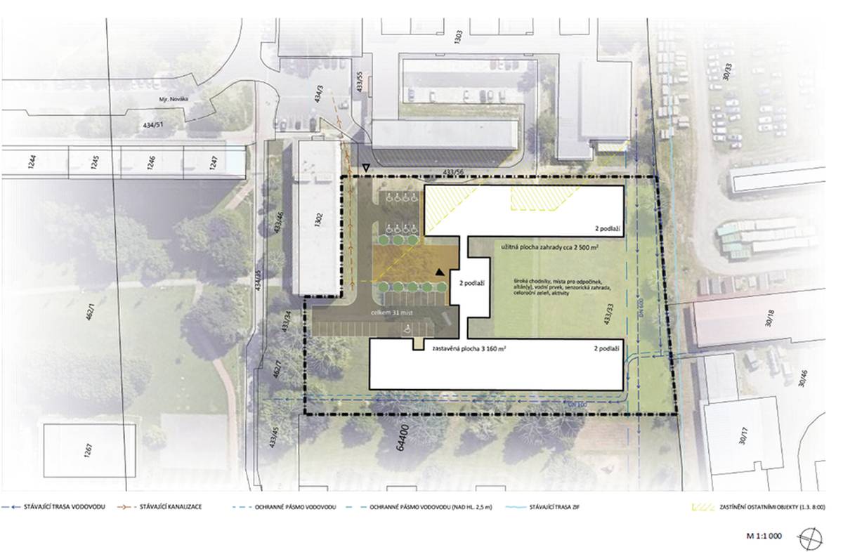 Městský obvod Ostrava-Jih připravuje výstavbu nového areálu sociálních služeb v Hrabůvce. Moderní komplex na konci ulice Mjr. Nováka nabídne zázemí pro seniory i rodiny, které pečují o své blízké. Součástí projektu bude domov pro seniory a odlehčovací služba, která pomůže pečujícím zvládat náročnou každodenní péči. Plánovaný areál budou tvořit dvě vzájemně propojené bezbariérové budovy. V jedné z nich vznikne domov pro seniory s kapacitou 32 míst, druhá nabídne odlehčovací službu pro 20 klientů. Součástí projektu bude také garáž pro vozidla určená k přepravě osob se sníženou pohyblivostí. „Chceme vytvořit prostředí co nejvíce podobné domovu, s důrazem na pohodlí, bezpečí a snadnou orientaci. Objekty umožní pohyb bez překážek, budou v nich široké chodby, orientační prvky, odpočinkové zóny i moderní bezpečnostní technologie,“ uvedl místostarosta Ostravy-Jihu Jiří Stráník. Důležitou součástí areálu bude také centrální zahrada, která nabídne prostor pro odpočinek i setkávání. Počítá se se zpevněnými chodníky, odpočinkovými místy a vodním prvkem. Pro zaměstnance a návštěvníky bude k dispozici parkoviště s dostatečnou kapacitou. Odhadovaná cena realizace je 551 miliónů korun, se zahájením stavby se počítá v roce 2029. Nový areál rozšíří nabídku sociálních služeb na území obvodu a přispěje ke zkvalitnění péče o seniory i podpoře rodin, které se o své blízké starají v domácím prostředí.