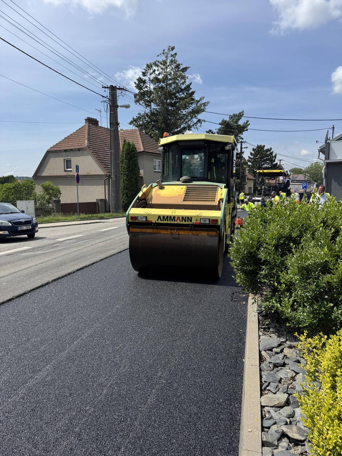 ‼️V souvislosti s rekonstrukcí ulice Pražská vás informujeme o dočasném omezení provozu. ⛔ Dne 9.6.2026 a 12.6.2026, vždy od 8:00 do 20:00 hodin, nebude možné odbočení z ulice Pražská na následující ulice z důvodu pokládky finální asfaltové vrstvy:  Ostopovická Sedla  V těchto termínech bude probíhat pokládka finální asfaltové vrstvy vozovky. 👏 O dalších přesných termínech a případných omezeních vás budeme včas informovat. Děkujeme za pochopení a trpělivost. Současně prosíme o dodržování dopravního značení, které přispěje ke kvalitnímu provedení povrchu. 🙏