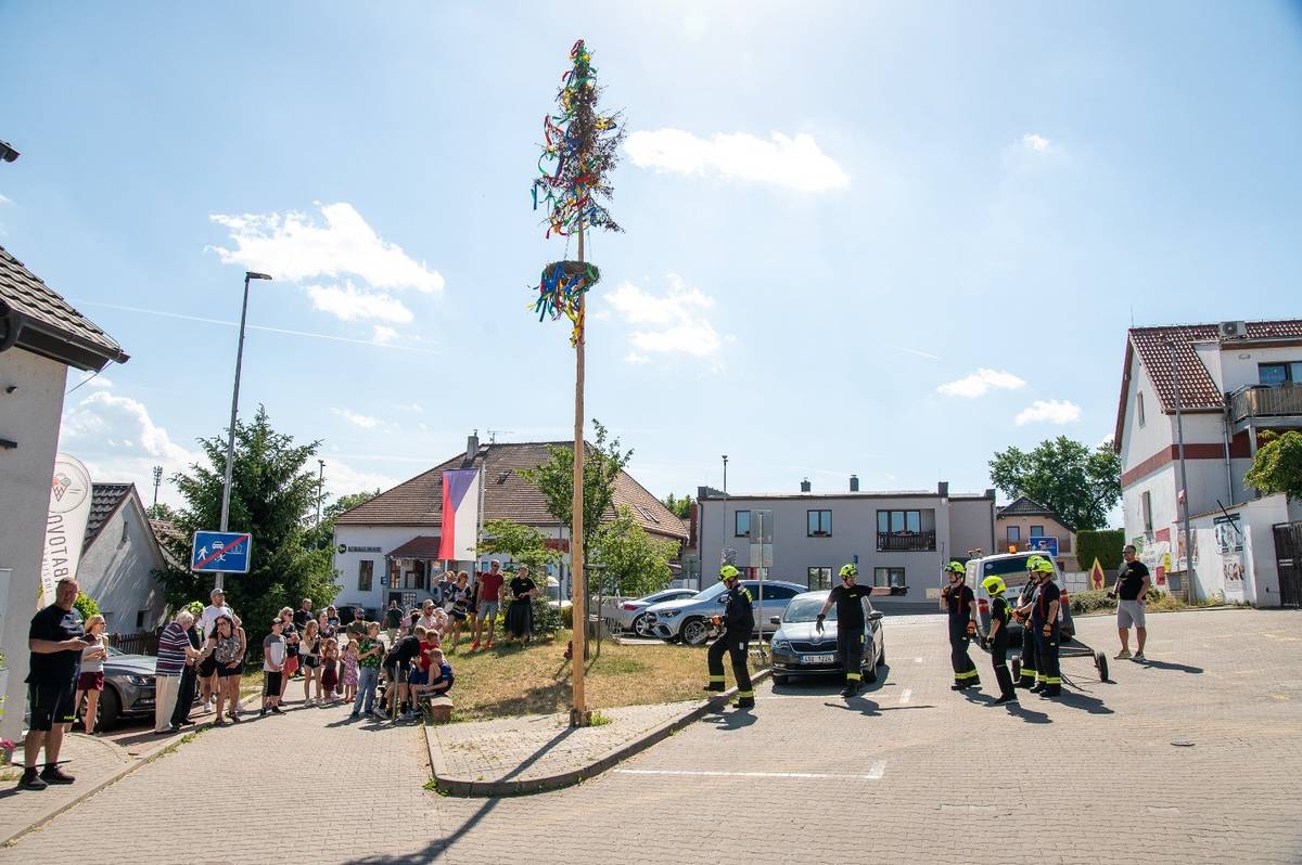 V sobotu 30. května 2026 pořádala městská část v areálu hasičské zbrojnice 21. ročník Májové veselice.  Děti si užily dětský kolotoč, dvě nafukovací atrakce a malování na obličej. K tanci a poslechu zahrála rocková kapela JEN BLBNI z Kateřinek.  O občerstvení a požarní asistenci se postarali členové Jednotky SDH Praha-Újezd 111107.  Veselici předcházelo tradiční kácení májky, která se letos vydražila za částku 33 tisíc Kč.  Výtěžek z dražby bude použit na nákup mnichovských specialit, které budou nabízeny dne 3. října 2026 na akci „OKTOBERFEST 2026 – Sousedské setkání" u hasičské zbrojnice, Nad Statkem 580, Újezd u Průhonic.