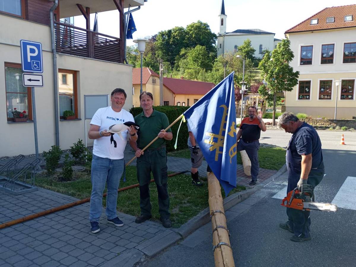 Máj vydržel v Pitíně celý měsíc a v pátek ho hasiči skáceli. Roman Vašíček řezal přesně a spadl tam, kam měl a vlajka zůstala hasičům.   Ještě jednou poděkování SDH Pitín nejen za máj, ale i za všechny tradiční akce, které pro nás letos hasiči uspořádali a zajistili, a to fašank, stavění