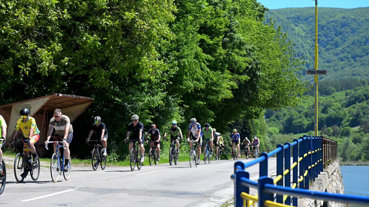 V sobotu 23. mája 2026 bolo v Trenčianskych Tepliciach opäť rušno. O príjemnú atmosféru sa postaral už štvrtý ročník obľúbenej cyklojazdy Carpano Ride, ktorá spojila obyvateľov mesta, návštevníkov aj nadšencov cyklistiky. Na štarte sa zišlo viac, ako 140 účastníkov všetkých vekových kategórií, ktorých privítala primátorka mesta Zuzana Frajková Ďurmeková. Podujatie nebolo o súťažení, či meraní síl. Hlavnú úlohu zohrávala priateľská atmosféra, spolupatričnosť a spoločná radosť z pohybu. Cyklisti jazdili v skupinách, navzájom sa podporovali a užívali si krásy okolitej prírody. Štartovalo sa na parkovisku oproti mestskému úradu. Trasa viedla cez obľúbené lokality Baračka a Omšenie až do Dolnej Poruby, kde sa pelotón pri kostolíku otočil a pokračoval späť do Trenčianskych Teplíc. Po viac ako hodine prichádzali cyklisti postupne do cieľa, kde na nich čakalo občerstvenie v podobe výbornej kapustnice, osvieženie, ale aj diplomy, medaily a odznaky s logom podujatia. Práve takéto chvíle robia amatérsku cyklistiku výnimočnou a premieňajú športové podujatie na príjemný spoločenský zážitok pre všetkých zúčastnených. „Som veľmi rád, že všetko prebehlo bez úrazov. Ďakujem mestu Trenčianske Teplice, pani primátorke, mestskej polícii a všetkým sponzorom za podporu,“ uviedol organizátor podujatia Vladimír Fiala. Tohtoročnú jazdu si užili skúsení aj rekreační cyklisti. V pelotóne nechýbali rodiny s deťmi, ani seniori. Najmladší účastník mal len tri roky, zatiaľ čo najstarší cyklista sa mohol pochváliť úctyhodným vekom 84 rokov. „Ďakujem organizátorovi Vladkovi Fialovi za jeho prácu. Som rada, že som pred rokmi podporila tento nápad. Je veľmi dôležité, že sa tu stretávajú cyklisti všetkých vekových kategórií, takto má Carpano Ride budúcnosť. Každý dobrý nápad, ktorý podporí zdravý životný štýl a športovanie, vždy uvítam a rada podporím,“ uviedla primátorka mesta Zuzana Frajková Ďurmeková. Jarné obdobie ponúka cyklistom množstvo krásnych zážitkov, no zároveň je dôležité myslieť aj na bezpečnosť. Neoddeliteľnou súčasťou každej jazdy by mala byť prilba, technicky pripravený bicykel a ohľaduplnosť voči ostatným účastníkom cestnej premávky.