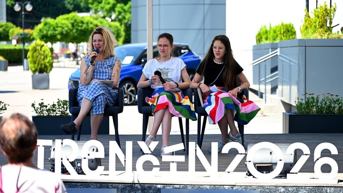Po dvoch rokoch sa v Trenčianskych Tepliciach uskutočnil už 27. ročník udeľovania Ceny Karla Čapka. Toto výnimočné podujatie jedinečným spôsobom spája dva národy so spoločnou históriou a v meste sa koná od roku 1990. Cenu Karla Čapka udeľujú Mesto Trenčianske Teplice, Klub priateľov českej kultúry v Bratislave, Společnost bratří Čapků Praha a Kúpele Trenčianske Teplice, a. s., za propagáciu života a diela bratov Čapkovcov na Slovensku a za praktické rozvíjanie česko-slovenskej vzájomnosti. Laureátmi sa stávajú významné osobnosti kultúry, publicistiky, filmu či divadla, ktoré svojou tvorbou a činnosťou podporujú odkaz bratov Čapkovcov a myšlienku česko-slovenského priateľstva. Karel Čapek a Josef Čapek mali k Trenčianskym Tepliciam mimoriadne blízky vzťah. V rokoch 1910 až 1923 tu trávili prázdniny a oddychový čas, keďže ich otec, MUDr. Antonín Čapek, pôsobil v kúpeľoch ako lekár. Práve v Trenčianskych Tepliciach vznikli aj viaceré významné diela Karla Čapka. Symbolický návrat rodiny Čapkovcov do mesta sa uskutočnil v roku 1988 odhalením pamätnej tabule na priečelí liečebného domu Pax. Prvým tohtoročným laureátom sa stal slovenský husľový virtuóz a vysokoškolský pedagóg profesor Peter Michalica. Cenu mu odovzdala primátorka mesta Zuzana Frajková Ďurmeková, ktorá ako sa vyjadrila verí, že mesto Trenčianske Teplice bude aj naďalej partnerom výnimočnej udalosti, ktorou udeľovanie Ceny Karla Čapka je. Druhým laureátom Ceny Karla Čapka sa stal Pavel Vespalec, bývalý dlhoročný predseda Společnosti bratří Čapků z Prahy. V súčasnosti sa venuje publicistike a výtvarnej činnosti. Tretím oceneným je jeden z najobľúbenejších českých hercov, komikov a rozprávačov Miroslav Donutil, ktorý má od roku 2012 svoju tabuľku na Moste slávy v Trenčianskych Tepliciach, ako držiteľ ocenenia Hercova misia. Laudácio na jeho počesť predniesol režisér Peter Hledík. Miroslav Donutil sa však z dôvodu pracovnej vyťaženosti slávnostného ceremoniálu nemohol zúčastniť a cenu si prevezme dodatočne. Tradičnou súčasťou podujatia bolo aj položenie vencov k pamätnej tabuli rodiny Čapkovcov na priečelí liečebného domu Pax. Vence položili zástupcovia mesta Trenčianske Teplice, Kúpeľov Trenčianske Teplice, a.s.,  Společnosti bratří Čapků a Kruhu priateľov českej kultúry na Slovensku. Tohtoročný program obohatili besedy so známymi osobnosťami, premietanie dokumentu o Karlovi Čapkovi a tvorivé dielne pre deti s témou „Pravek robotiky“. Súčasťou programu bola aj výstava diel žiakov našich škôl, ktoré nakreslili pri príležitosti minuloročného výročia 105 rokov od vymyslenia slova robot v našom meste. Vystavené detské práce boli od žiakov Materskej, Základnej a Súkromnej základnej umeleckej školy. Galéria laureátov Ceny Karla Čapka sa tak rozrástla o ďalšie tri významné mená. V súčasnosti ju tvorí už 53 osobností kultúry, publicistiky, filmu a divadla, ktoré šíria odkaz bratov Čapkovcov a podporujú česko-slovenskú vzájomnosť. Medzi laureátmi nechýbajú mená ako Jozef Kroner, Ladislav Chudík, Josef Abrhám, Radovan Lukavský, Emília Vášáryová, Martin Huba či Marián Labuda. Podujatie sa uskutočnilo s finančnou podporou Ministerstva cestovného ruchu a športu Slovenskej republiky a projektu Trenčín EHMK 2026.