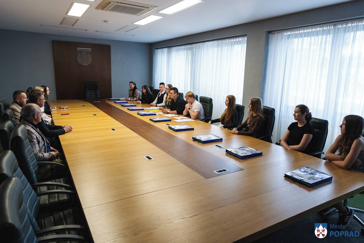 Dňa 2.6.2026 sa v zasadačke Mestského úradu v Poprade konalo spoločné stretnutie vedenia mesta Poprad so zvolenými členmi Mládežníckeho parlamentu. Mládežníci odprezentovali svoje nápady a návrhy, na základe čoho vznikol partnerský dialóg prospešný pre obidve strany.   „Stretli sme sa s pánom primátorom, ktorému sme predstavili náš akčný plán, teda čo by sme chceli robiť v priebehu ďalšieho roka od septembra,“ povedala Darina Liutkevich, podpredsedníčka Mládežníckeho parlamentu. „Pán primátor nám poskytol akúkoľvek materiálnu pomoc, akú budeme potrebovať, za čo mu veľmi vďačíme,“ dodal predseda parlamentu Martin Kvasnica.   „Diskutovali sme o tom, ako ešte viac zapojiť mladých ľudí do života v našom meste. Zároveň som mal príležitosť odpovedať na ich otázky, poradiť im v témach, ktoré ich zaujímali a podeliť sa s nimi o moje skúsenosti z verejného života. Teší ma, že v našom meste pôsobia aktívni mladí ľudia, ktorým záleží na jeho rozvoji a chcú svojimi nápadmi prispieť k pozitívnym zmenám. Za mňa i celé vedenie mesta môžem sľúbiť, že im budeme im nápomocní v rámci našich možností. Veď ide o našu budúcnosť,“ uviedol primátor Anton Danko.  Stretnutia vedenia mesta s Mládežníckym parlamentom budú prebiehať na pravidelnej báze.