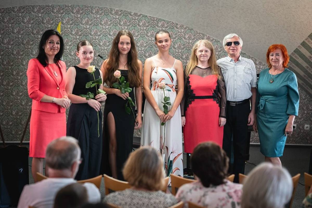 Máme za sebou sviatok všetkých detí. Niektoré školské zariadenia, ale aj DHZ v mestských častiach pripravili zábavný program pre deti a rodičov vo svojich areáloch, a niektoré školy a škôlky oslavy dňa detí ešte len čakajú. Dodržali sme tradíciu a navštívili aj materské škôlky a odovzdali deťom malé prekvapenia. Skvelý program si pripravila Púchovská kultúra s.r.o., ktorý očaril deti a ich rodičov a spoločne im umožnil stráviť deň v Divadle Púchov. Deti a mládež majú za sebou aj náročné dni spojené s maturitou a skladaním absolventských skúšok. Bolo mi cťou byť súčasťou odovzdania maturitných vysvedčení absolventom Gymnázia v Púchove a Strednej odbornej školy priemyselných technológií v Púchove. Maturita nie je len skúškou vedomostí, je to aj skúška dospelosti, odvahy a pripravenosti postaviť sa svetu. Milí absolventi, buďte zdraví a plní nadšenia pri spoznávaní života a napĺňajte svoj život vedomosťami, poznatkami, cestovaním, spoznávaním a plnením svojich plánov a cieľov. Buďte dobrými ľuďmi, ktorých srdcia budú naplnené láskou, toleranciou a porozumením. Poďakovanie patrí rodičom a učiteľom – za ich trpezlivosť, podporu a vieru vo vás. Zo srdca Vám prajem veľa šťastia. Nádherný umelecký zážitok sme mali možnosť pocítiť aj na absolventských podujatiach ZUŠ v Púchove (v Malom župnom dome) a ZUŠ v Ilave (v Divadle v Púchove). Obe podujatia boli nádherné a plné skvelých výkonov absolventov. Absolventi ZUŠ v Púchove Nellka, Laura a Paulínka z tried pána Olšáka, pani Žatkovej a pani Olšákovej sa predstavili hrou na klavíri a spevom a všetci podali výnimočný výkon. Absolventi tanečného odboru ZUŠ v Ilave pod vedením pani učiteľky Tóthovej v spolupráci so ZUŠ v Púchove sa predstavili silným emotívnym predstavením zobrazujúcim obdobie silného holokaustu na území Slovenska, prvého transportu mladých dievčat do pracovného tábora a zároveň vzdali úctu osobnosti a silnému životnému príbehu pána profesora Traubnera, rodáka z  Ilavy. Svojou prítomnosťou na tomto predstavení nás poctili aj pán primátor z Ilavy a pani Traubnerová. Blahoželám ku famóznym  vystúpeniam ako aj k úspešnému ukončeniu štúdia všetkým absolventom ZUŠ a prajem veľa ďalších umeleckých, osobných a študijných úspechov. Nádherný bol aj benefičný a zároveň absolventský koncert ZUŠ v Púchove, kde sa spojil unikátny umelecký zážitok a charitatívna pomoc rodinám, ktoré to v súčasnosti veľmi potrebujú. Vypočuli sme si nádherné skladby v prevedení 5 absolventov ZUŠ a bol to naozaj zážitok. Blahoželám absolventom: Barborke, Alici, Evelin, Samuelovi a Kristínke. Všetkým absolventom prajem veľa úspechov v ďalšej etape života a ďakujem za krásnu reprezentáciu mesta Púchov. Poďakovanie patrí aj pedagógom, rodičom a samozrejme Vám, ktorí ste prišli a podporili vznešený účel tohto koncertu. Počas predchádzajúceho víkendu naše mesto žilo dychovou hudbou. ODDYCHOVKA 2026 - 28. ročník celoštátnej postupovej súťaže a prehliadky dychovej hudby bol  slávnostne zahájený a pokračoval aj krásnym sprievodom detí a mládeže po meste. Úžasné veci sa udiali aj v športe. Naši volejbalisti „Juniori“ MŠK Púchov sa stali majstrami Slovenska a starší žiaci zase získali bronz. Obrovské úspechy dosiahli aj naše Nelly z Centra voľného času Včielka a tiež AB Kids Akademy (majstri sveta). S nimi všetkými strávime spoločne čas aj na blížiacich sa stretnutiach a podujatiach a tieto úspechy si samostatne ešte pripomenieme. Sme na nich veľmi hrdí. Krásne chvíle sme strávili aj so seniormi. CSS Chmelinec dostalo krásny darček k narodeninám, a to v podobe diela, ktorý zhodnotil, zabezpečil a obnovil objekt CSS, a to v hodnote viac ako 2,5 mil. eur. Toto zariadenie je v zriaďovateľskej pôsobnosti TSK a sociálnu činnosť vykonáva pre svojich klientov nielen z mesta Púchov, ale širo