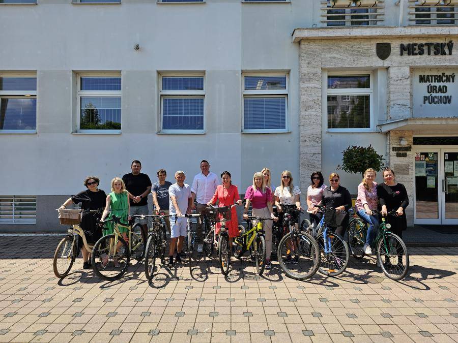 Zamestnanci Mestského úradu Púchov sa aj tento rok zapojili do celoslovenskej kampane na podporu udržateľnej dopravy Do práce na bicykli 2026. Zamestn...