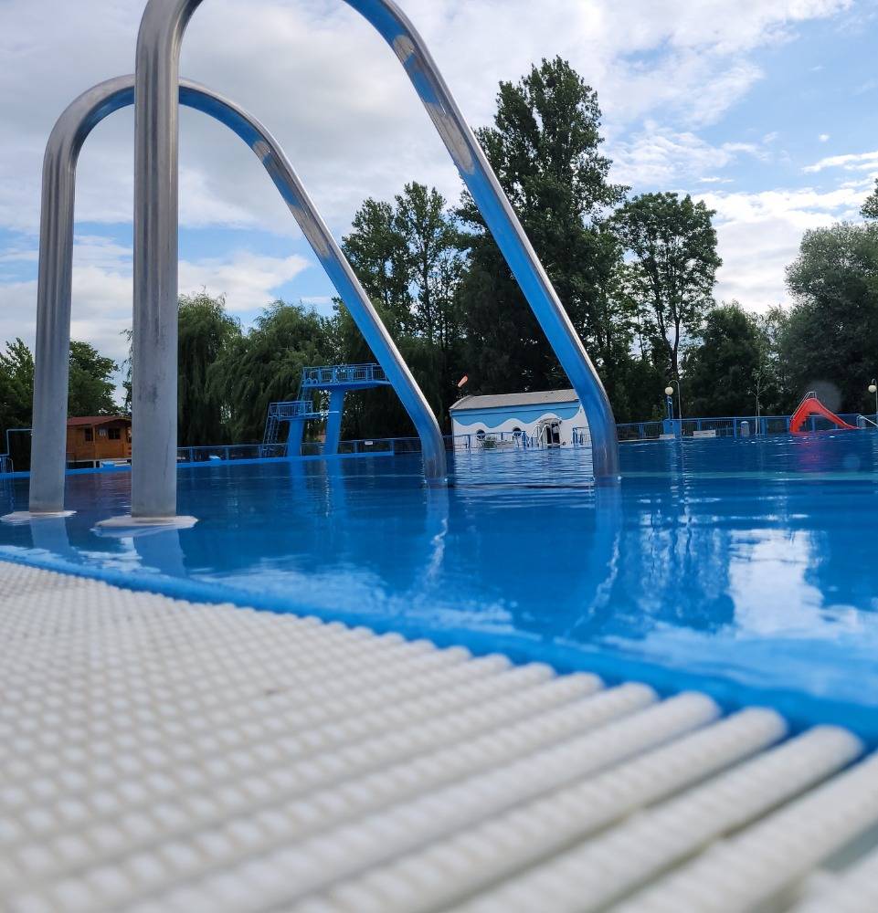 Pokud vyjde počasí, zahájí Letní koupaliště v Hulíně provoz v pondělí 1. června. Důležitou novinkou letošní sezony je snížené vstupné pro seniory. Další ceny zůstaly na stejné úrovni jako v roce 2025.