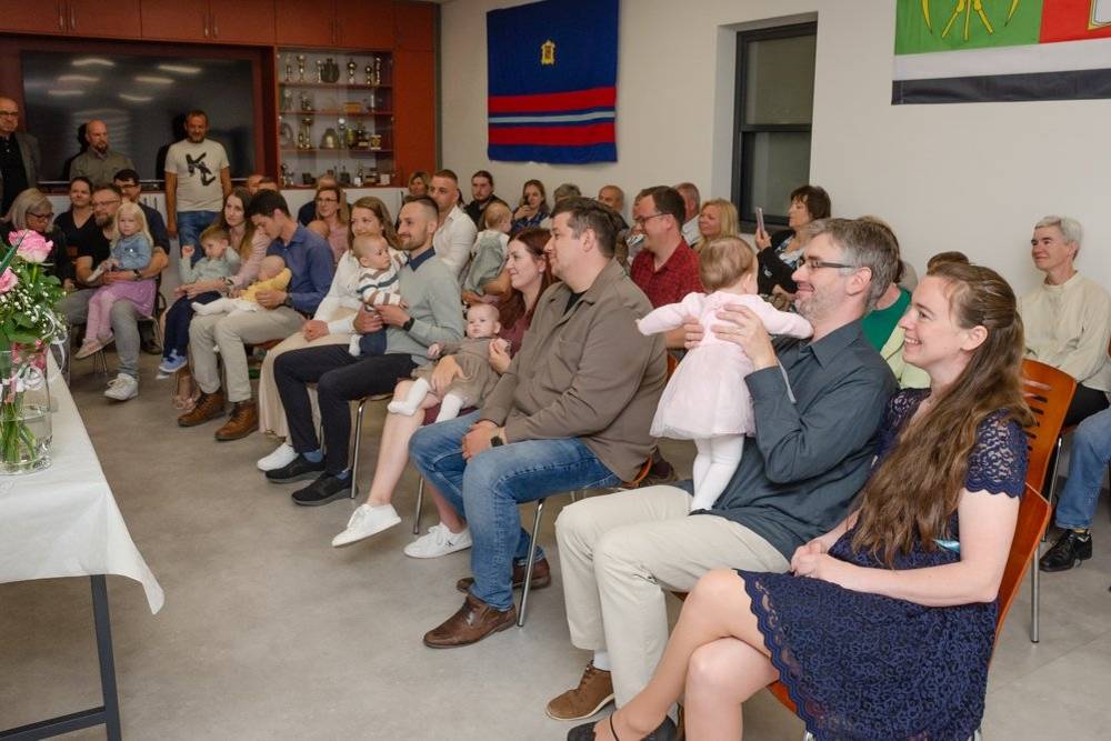 Ve středu 20. května 2026 přivítal starosta Černic Vladislav Sloup deset nových občánků obvodu – šest děvčátek a čtyři chlapečky. Slavnostní akce, kterou slovem provázela tajemnice Martina Majerníková a jíž se zúčastnily celé rodiny, se tradičně konala v hasičské zbrojnici, letos však poprvé v nově zrekonstruovaném sále. Děti obdržely pamětní listy a hodnotné dárky, jejich maminkám předal starosta květiny. Rodiče se následně zapsali do pamětní knihy.  Starosta popřál novým občánkům, aby se jim dobře dařilo, žili v lásce a v rodinné harmonii a dělali rodičům jen radost. 🌷😊 K slavnostní atmosféře v sále, který doslova praskal ve švech, přispělo vystoupení sboru dětí z Tyršovy ZŠ a MŠ pod vedením učitelky Veroniky Polákové. Na závěr nechyběl ani přípitek. Rodiny měly také možnost nechat se na památku vyfotografovat od fotografky Anny Žlábkové. Sponzorem dárků byl Městský obvod Plzeň 8 Černice, Knihovna města Plzně,  Obchodní centrum Olympia Plzeň a spolek Živo. Krásné hračky (slony) pro děti ručně ušila Radka Brejchová. Všem moc děkujeme.