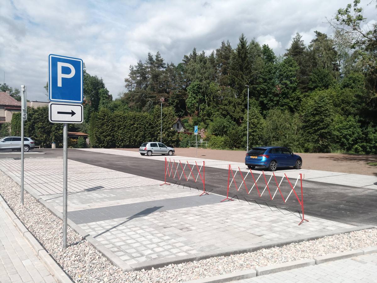 Vybudovali jsme pro vás nové parkoviště. Využívejte ho prosím a nenechávejte auta na nevhodných místech nebo téměř v křižovatce. Správným parkováním výrazně zvýšíme bezpečnost nás všech. Děkujeme!